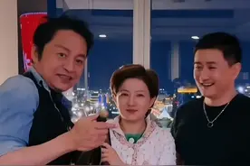 44岁金铭在马景涛家，打扮老气，与叶静同框都长胖了，还是很讨喜图片