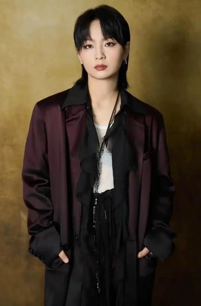 赵露思想和公司解约，只能赔钱，陈楚生当年可是被索赔了225亿