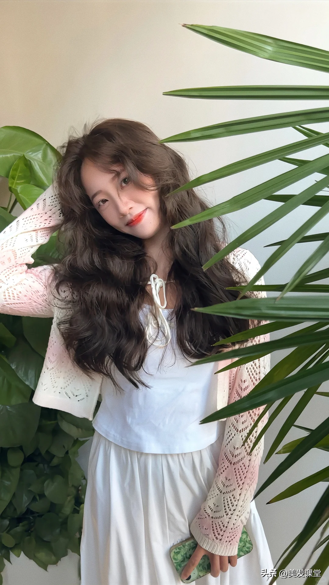 三种很流行的女生烫发发型， 慵懒蓬松很优雅，极具高级感