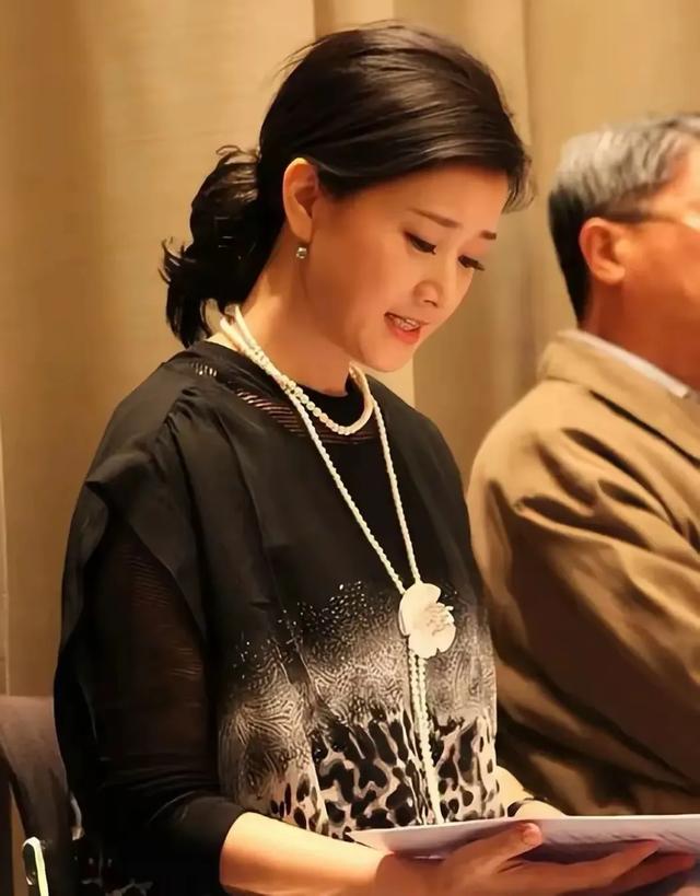 58岁宋祖英罕见露面，短发造型惊艳皮肤好，与院士同框显超然气质