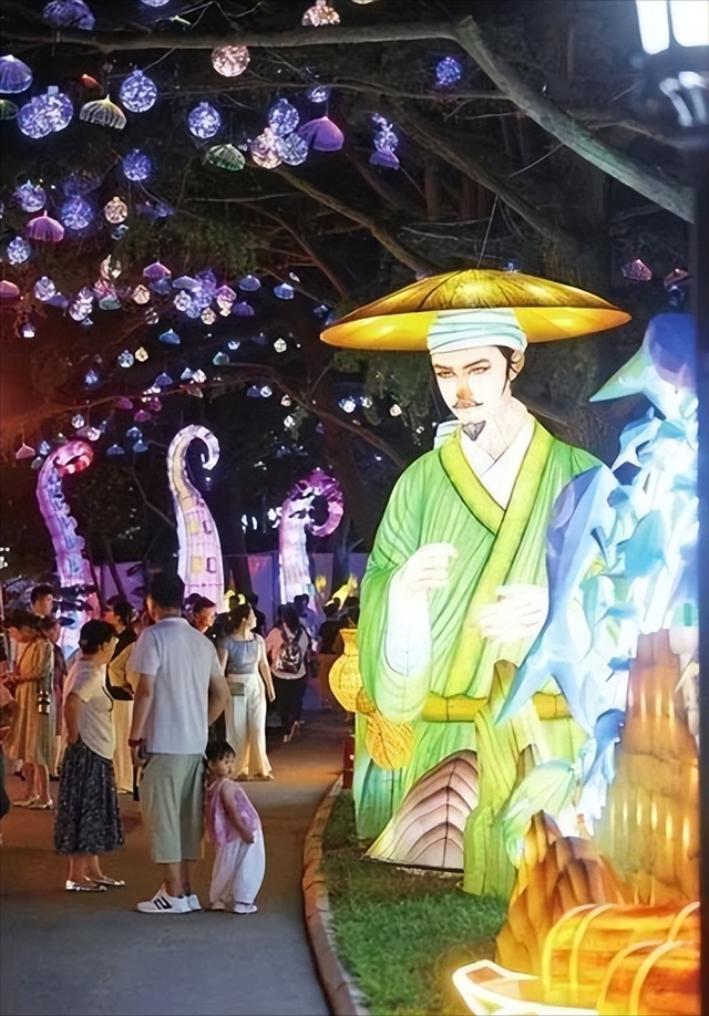 解光影“谜题” 做赏灯达人！“青岛之夏”艺术灯会暗藏“知识点”