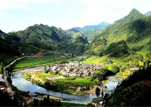 乡游黔中 · 榕江县 乐乡村丨古榕河滩枕夏梦,侗歌唤醒寨蒿河