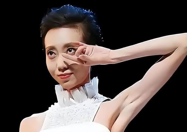 她成功挤走央视导演原配，上位1个月就终身瘫痪，外界议论是报应