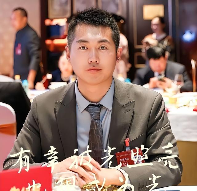 九三阅兵刚结束，最帅升旗手张自轩被骂惨了！如今他后悔了吗？