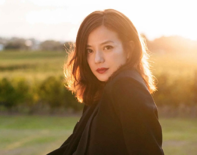 翻身无望！49岁赵薇再曝近况，胃癌传闻真相大白，脸垮皮松人憔悴