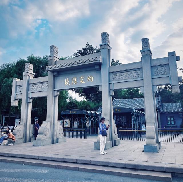 我是上海人，旅游景点趵突泉见泉眼冒水看运气