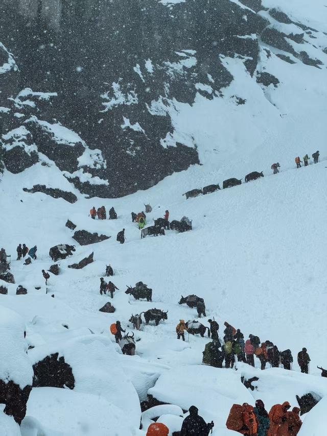 珠峰暴雪致游客被困，领队回忆：5000多米海拔营地彻夜扫雪，历经数十小时平安出山