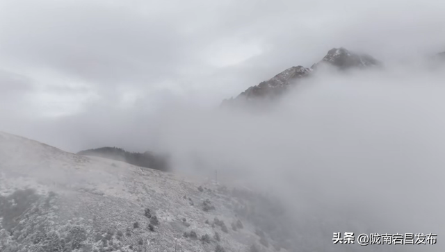 雷古山初雪：云端之上的冰雪絮语