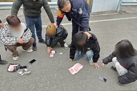 “人傻钱多”？“车内数钱”发短视频，20多万元现金没了图片