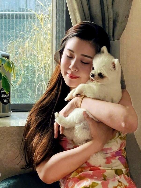 40岁李小萌太丰满，穿印花裙都兜不住好身材，难怪直男都喜欢她