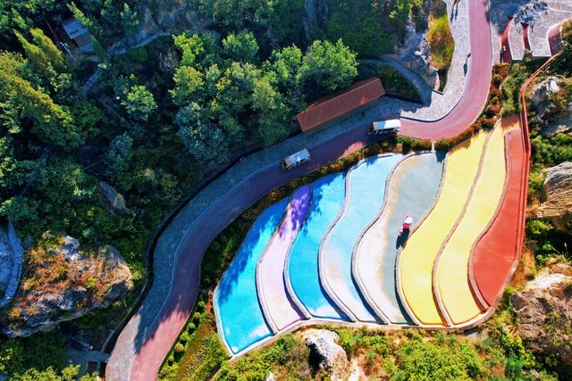 云南曲靖彩色沙林，一处凝固的彩虹秘境，漫步亿万年的时空隧道