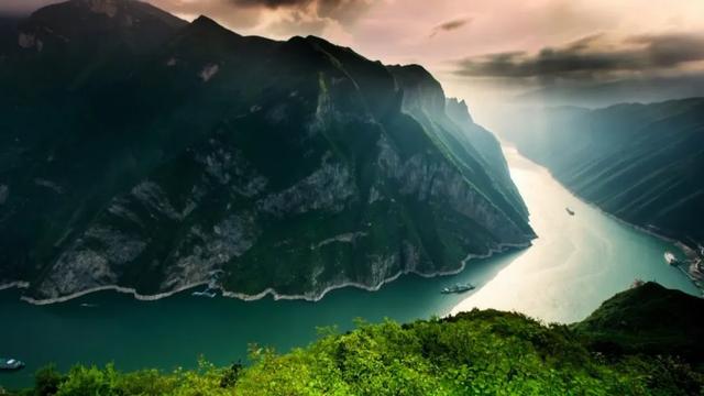 长江边上最魔幻的山城,重庆市区出发2小时直达,烤鱼火了六千年