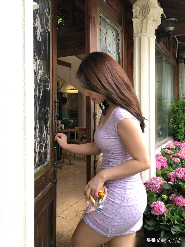 肉肉女生拍照，几个动作，温润漂亮，又纯又欲，显气质又显身材