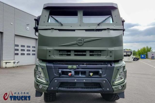 8×8驱动+防弹驾驶室，性能超强悍！实拍沃尔沃FMX军用越野重卡