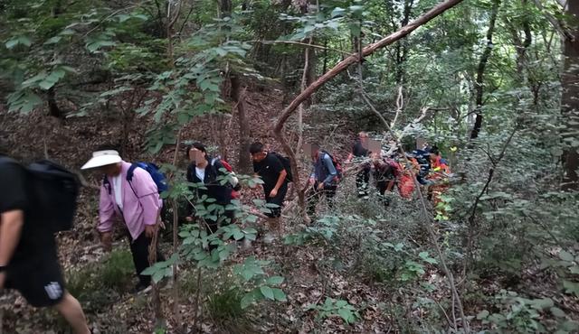 登山团遭遇“鬼打墙”，30人迷失深山中……