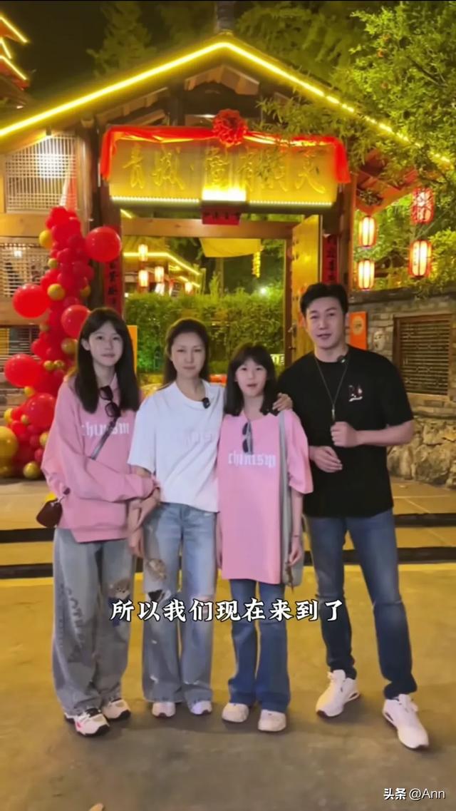 陆毅一家逛完都江堰后打卡鳖有洞天吃甲鱼 小叶子两眼放光萌萌的！
