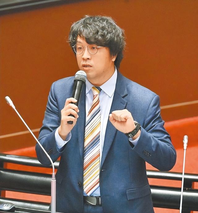 被大陆立案侦查后，沈伯洋出来回应了，赖清德和民进党无可奈何？