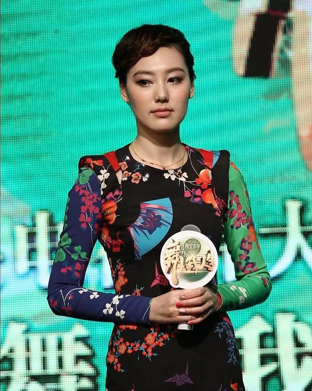 围绕前央视女主持王冠的谣言有多荒唐？