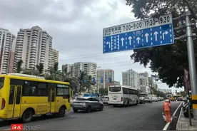 海口13个路口加装可变车道指示标牌图片