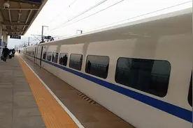 才知道，高铁的无座票并不是站票，买无座票不要再傻乎乎站着了图片