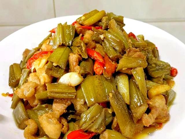 酸芋梗炒五花肉：两广人家的下饭传奇，一口惊艳的隐藏美味