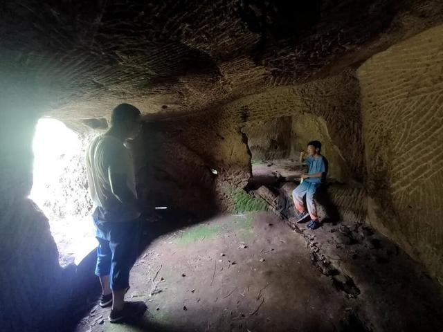 重庆大学城深山发现一排蛮子洞，内部有古人留下的文字和生活痕迹