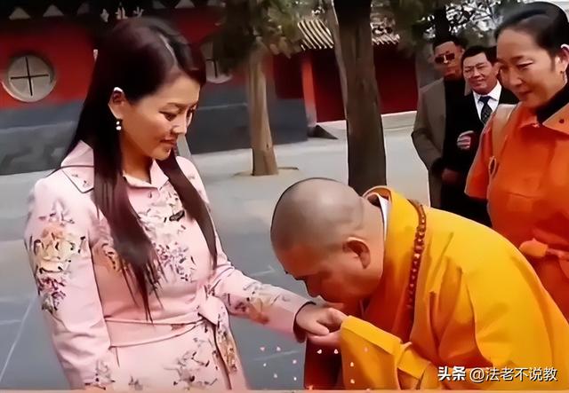 李敖没说谎，看08年李湘拜访少林寺旧照，才发现释永信面相早变了