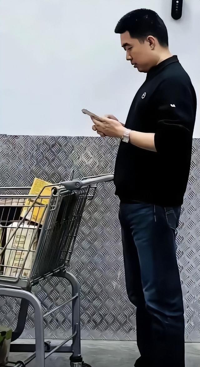 理想汽车创始人李想陪妻子逛超市被拍，全程注意力在手机，网友调侃：老板不易，他却坦言“是我更需要她”