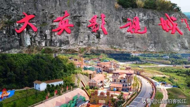 四川这座年轻县，不仅藏着世界石油钻井之父，还有能让人漂浮的海