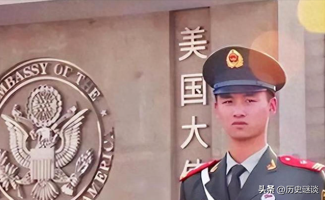 美国驻华大使馆大门口，为何是中国军人持枪站岗？一站就是50多年