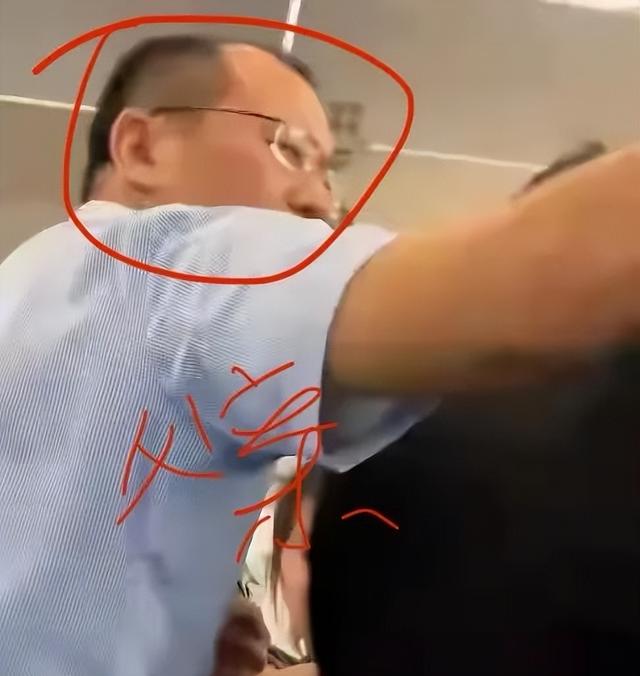 南航打人后续！嚣张父亲身份被扒，曾因打架被调解，女子绝不和解