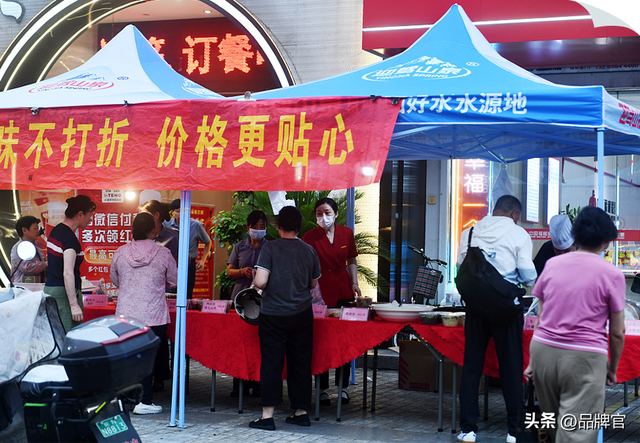 街边的廉价小吃，被捧成了吃不起的样子，专割年轻人的“韭菜”