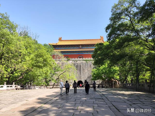 三访明孝陵，地宫藏在石头山下十分坚固，孙仲谋为其守门