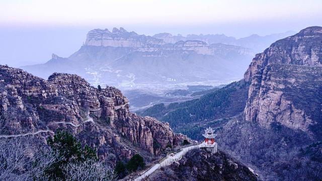 游东太行，望群山 ，感悟‘云海翻腾走龙蛇，绝壁生辉见奇峰’