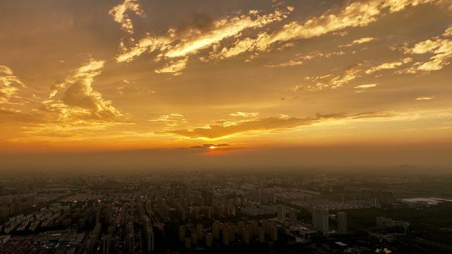 初秋的晚霞映红宁阳小城