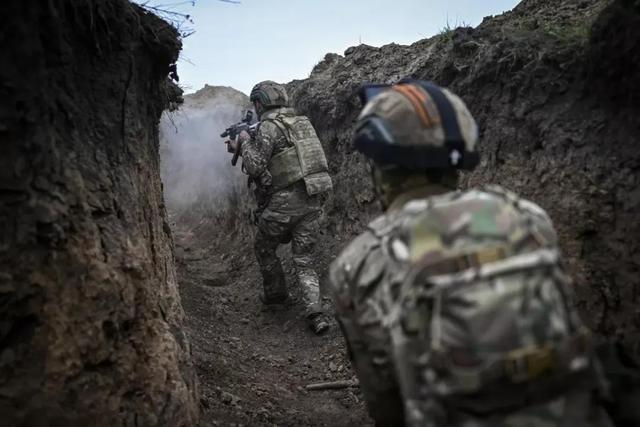 一天265场激战，乌军存活竟不足4小时！美官员：别让泽连斯基跑了