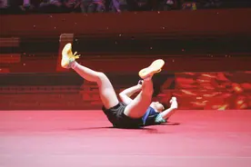孙颖莎深吻球台庆祝！赛后一度哽咽落泪，王曼昱失利跪地惹人疼图片