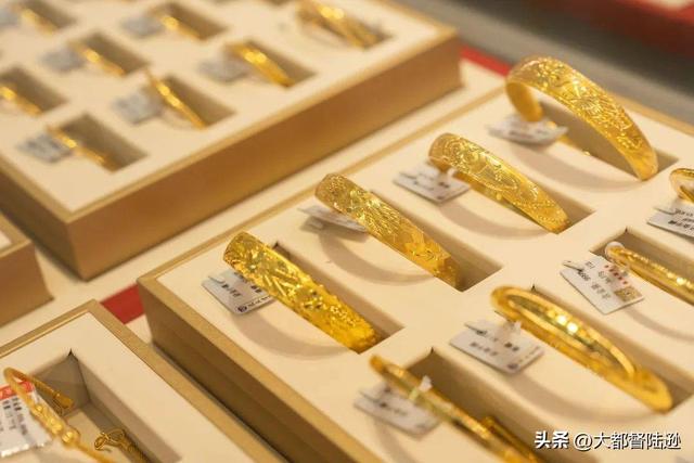 金饰越卖越贵，长期持有黄金真能抗通胀吗？很多人都掉进一个误区