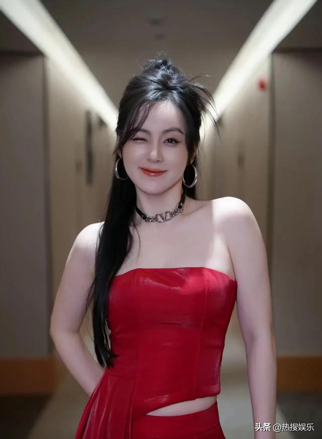 原相机下的唐艺，胖胖的有点老脸上有褶皱，可她的努力却值得赞扬