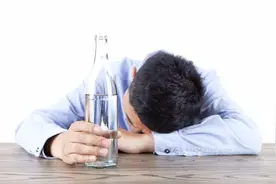 除了吃头孢不能喝酒，还有5种药吃完也不能喝酒，告诉你的酒友图片