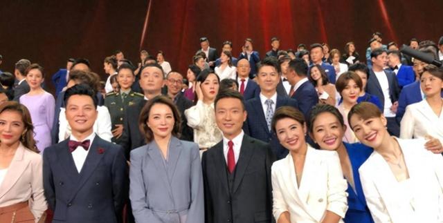 曾是央视名嘴，31岁因一句话离开央视远赴美国，50岁的他怎么样了