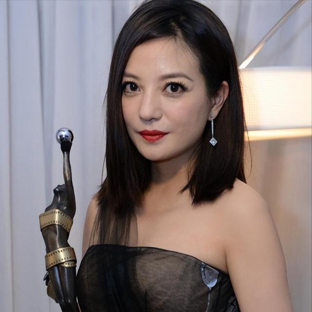 落毛凤凰不如鸡！49岁赵薇再曝近况，全身包裹严实 不敢露脸怕见人