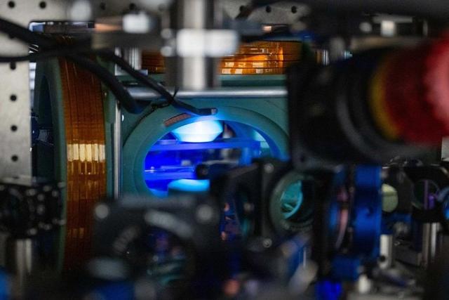 量子计算迎来历史性突破：加州理工学院实现6100量子比特阵列