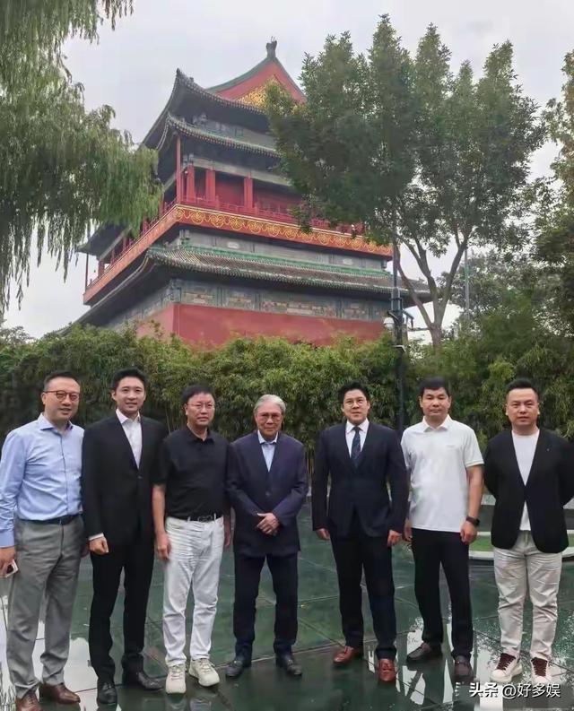 霍震霆父子三人现身北京，霍启刚温润如谦谦君子，霍启山帅气逼人