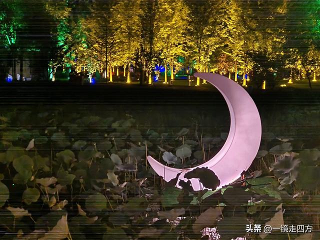 入夜，通化2021年打造的佟佳江旅游度假区灯光亮起，如梦似幻