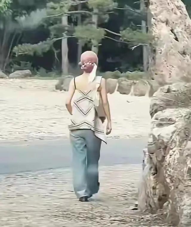 赵丽颖户外散步被偶遇，网友吐槽身材五五分，和我们普通人差不多