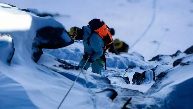 两男子在勒多曼因北壁开辟新线，意外滑坠双双断腿，最终结果如何
