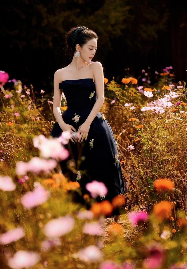 章若楠一字肩裙装美翻天	，白皙肌肤晶莹剔透，摄影师捕捉童话瞬间