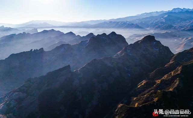 视觉·昌吉 | 日出丹霞绘秋韵 薄雾青峦织画屏