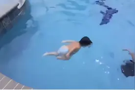 1岁宝宝游泳火了，堪称“如鱼得水”，网友直呼：上辈子是条鱼吧图片